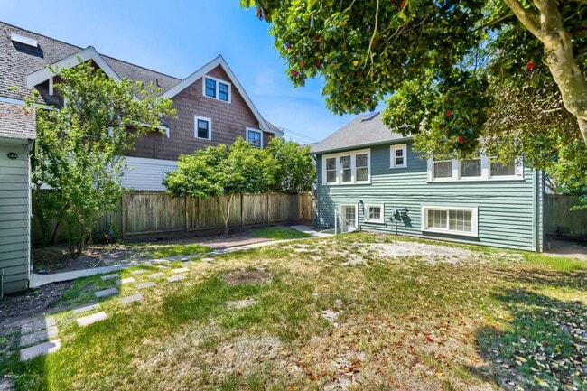 Building Photo - West Seattle Home
