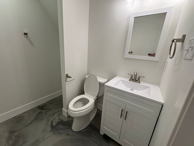 Building Photo - 4 Bedroom house with Second kitchen in basement