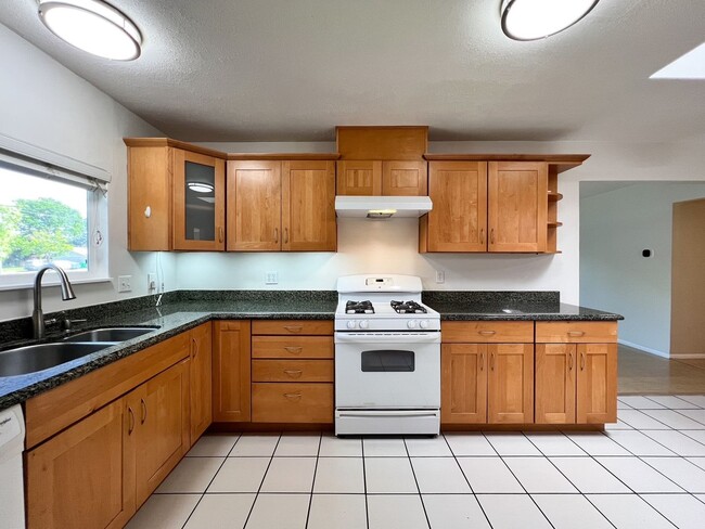 Building Photo - Single-Level Bel Aire Home with Spacious Layout