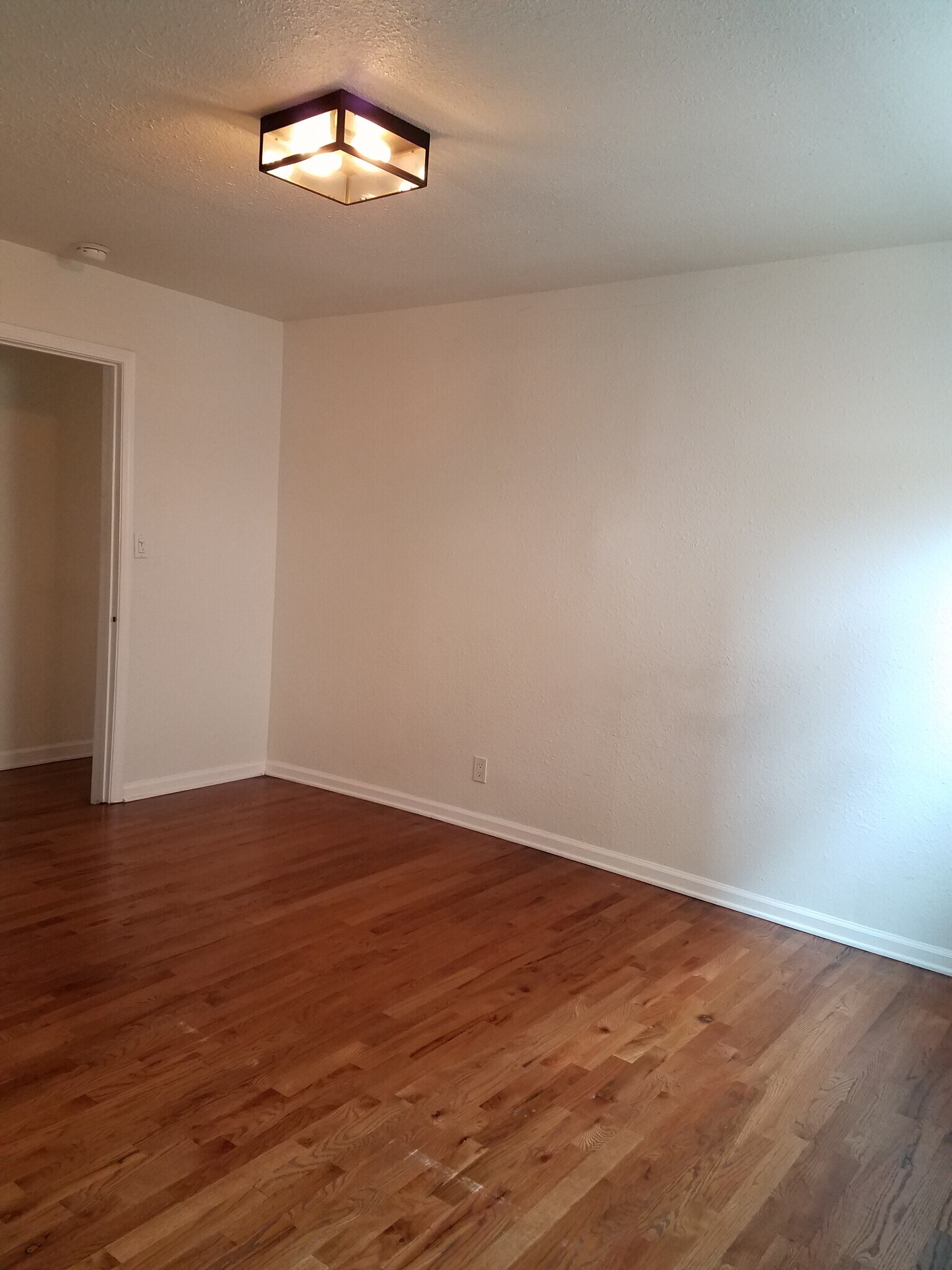 Building Photo - 2102 S Palm Grove Ave