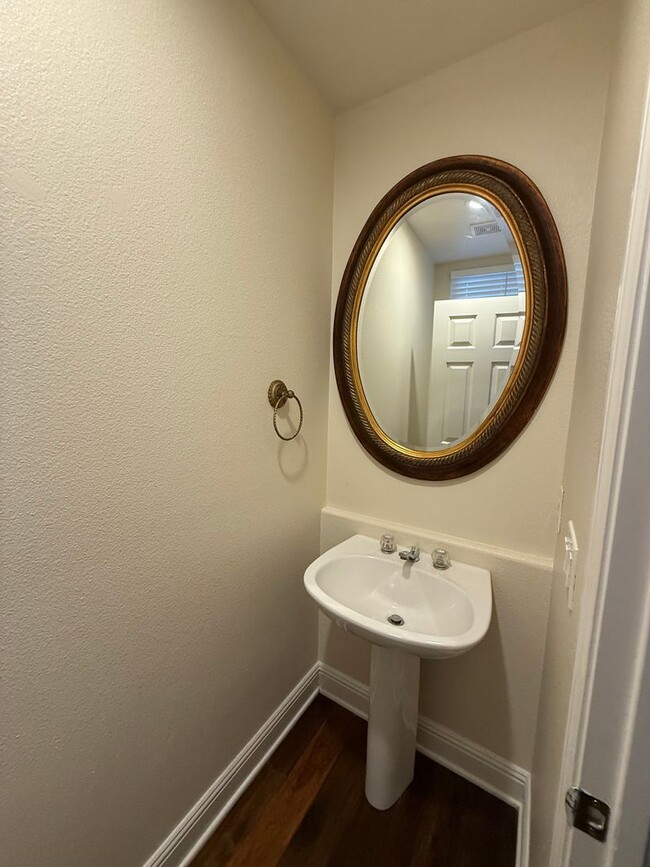 Building Photo - $675 Off First month's Rent - Cute Townhom...