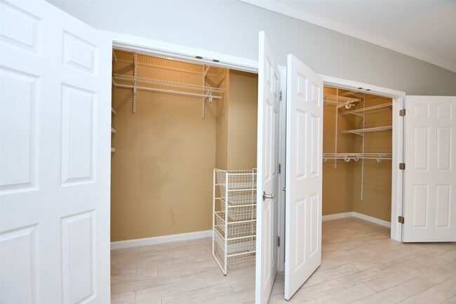Building Photo - 382 Wilcrest Dr