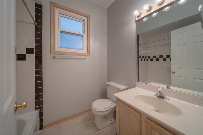 Building Photo - 3 bedroom in Chicago IL 60642