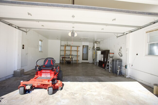 Building Photo - 150 E Beechwood Ln