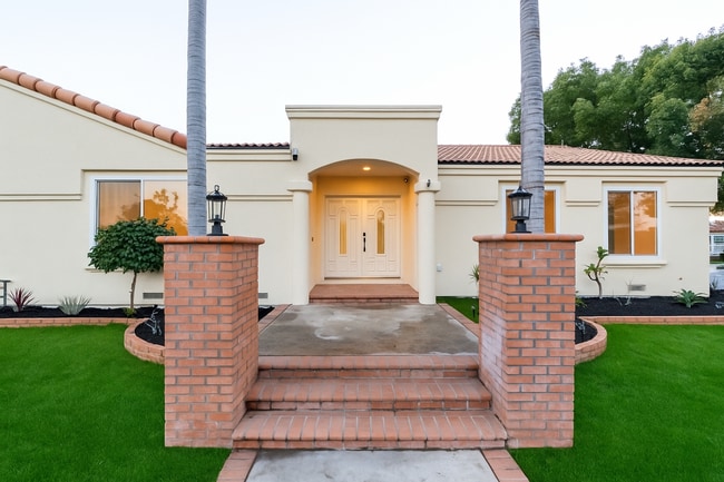 Primary Photo - Large 5 Bedroom 4 bathroom Home