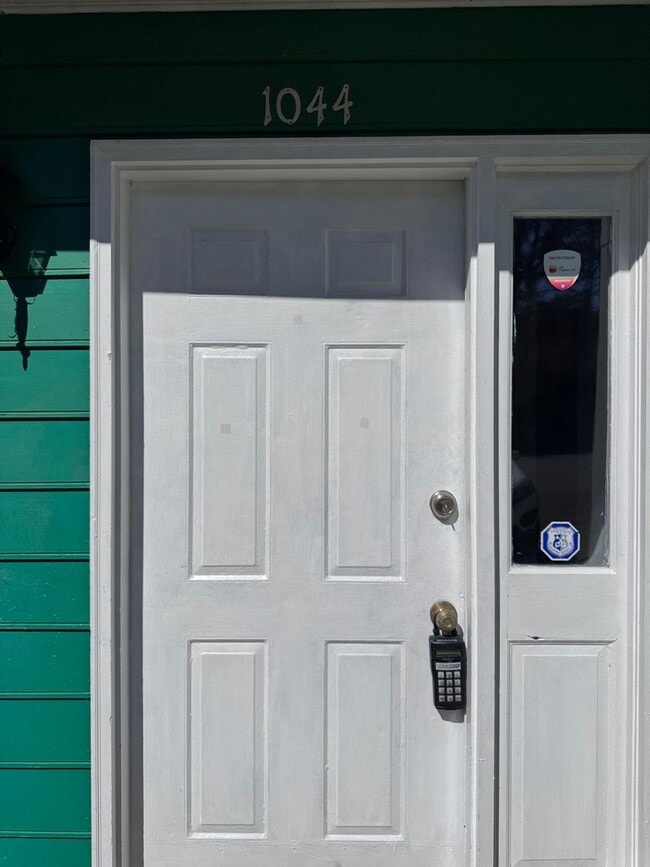 Primary Photo - Modern 2-Bedroom Townhome Near Stone Mount...