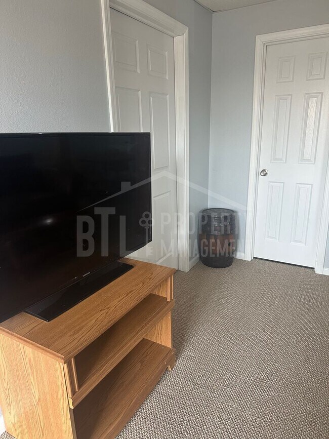 Building Photo - Fantastic Furnished 1 Bedroom Condo