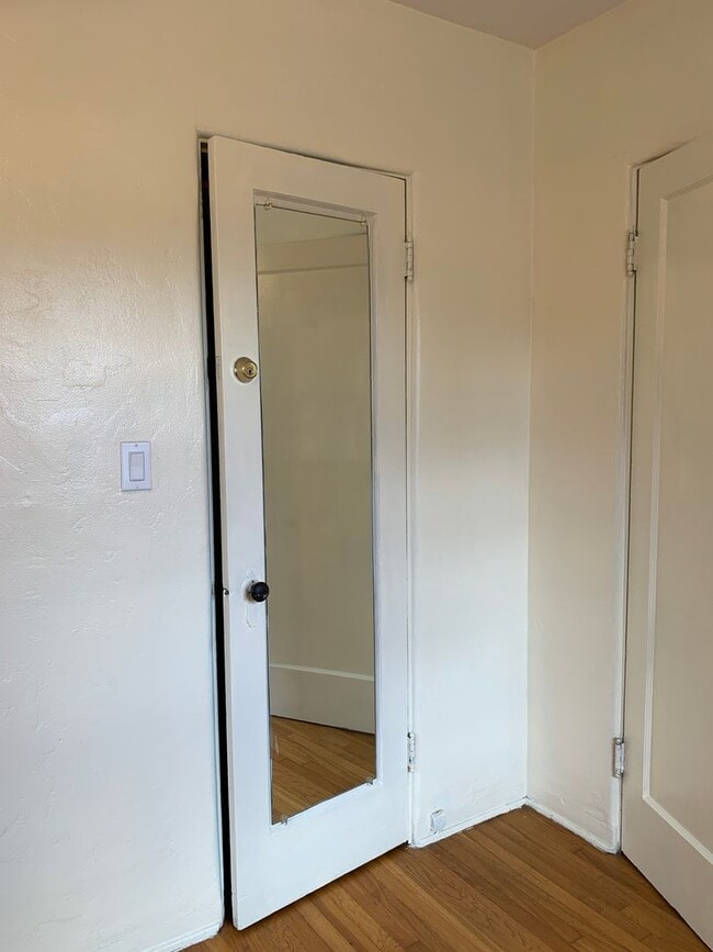 Building Photo - Spacious 1 bedroom