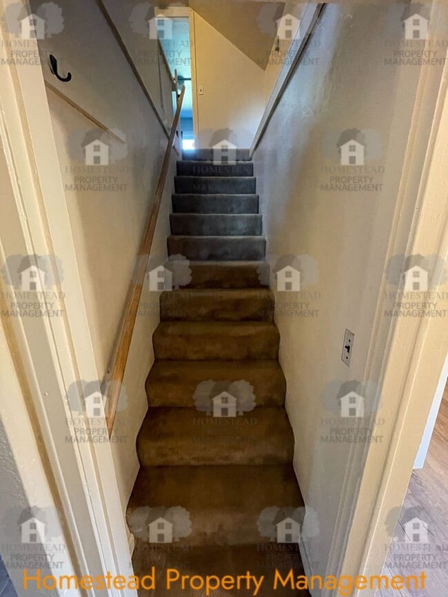 Building Photo - CHECK OUT THIS HUGE YARD!