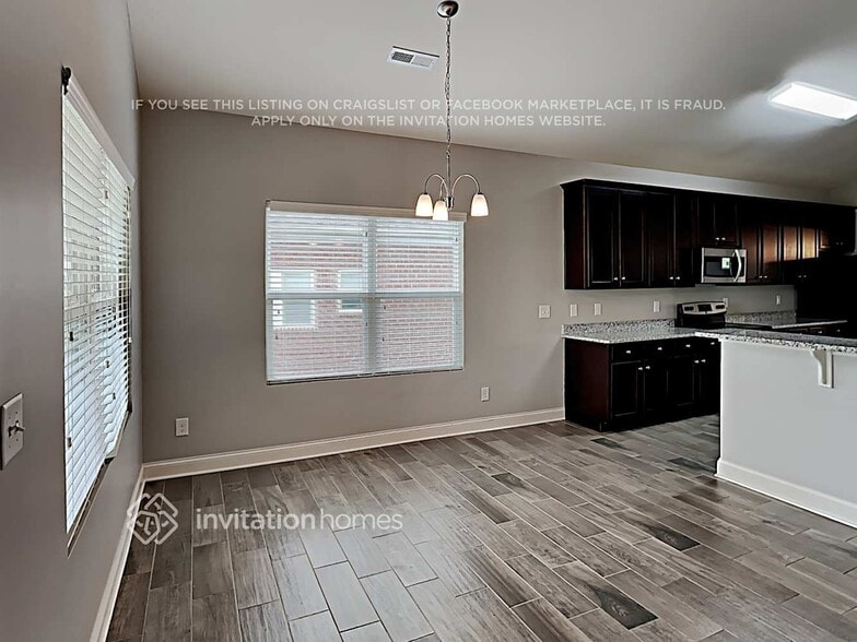 Building Photo - 2813 Santiago Circle