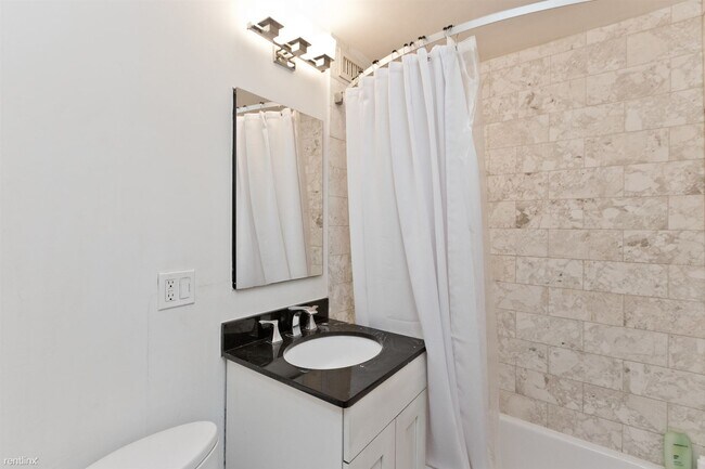 Building Photo - 2 br, 2 bath Condo - 2930 N Sheridan Rd Ap...