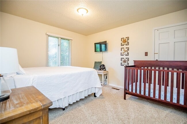 Building Photo - 107 NW Winfield Ln