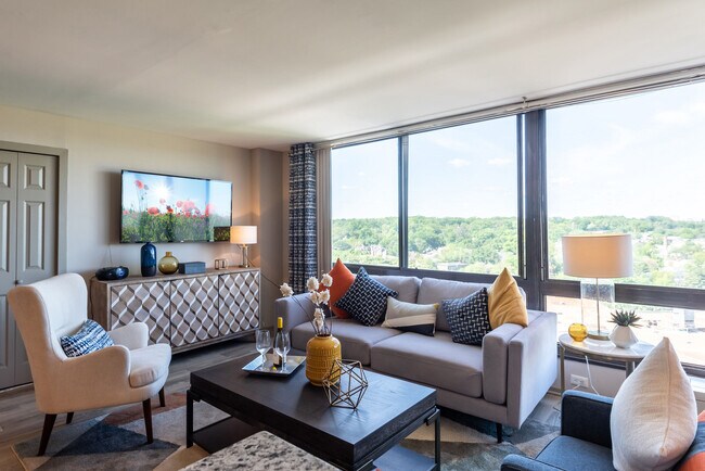 Building Photo - The Square at 511 Apartments