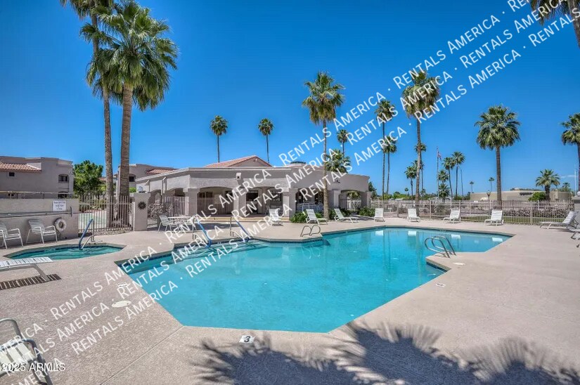 Building Photo - 9151 W Greenway Rd