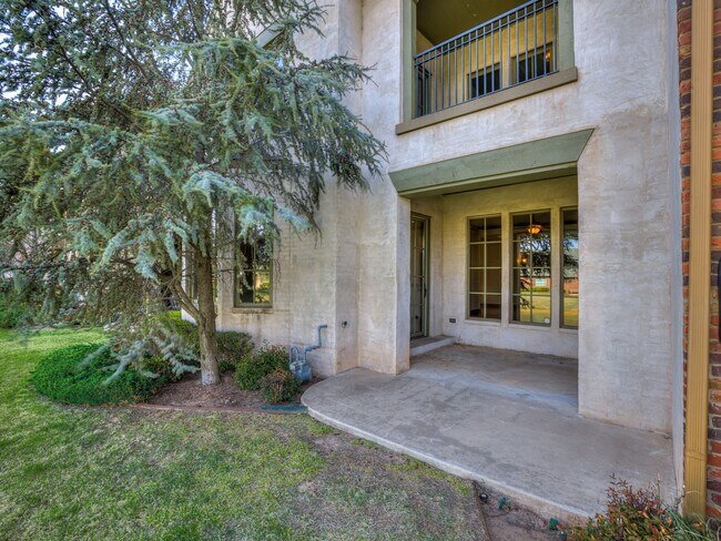Building Photo - Luxury Townhome in Edmond + Near Rose Cree...