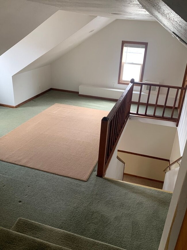 Building Photo - Spacious 3 Bedroom, 2 Bathroom Home near A...