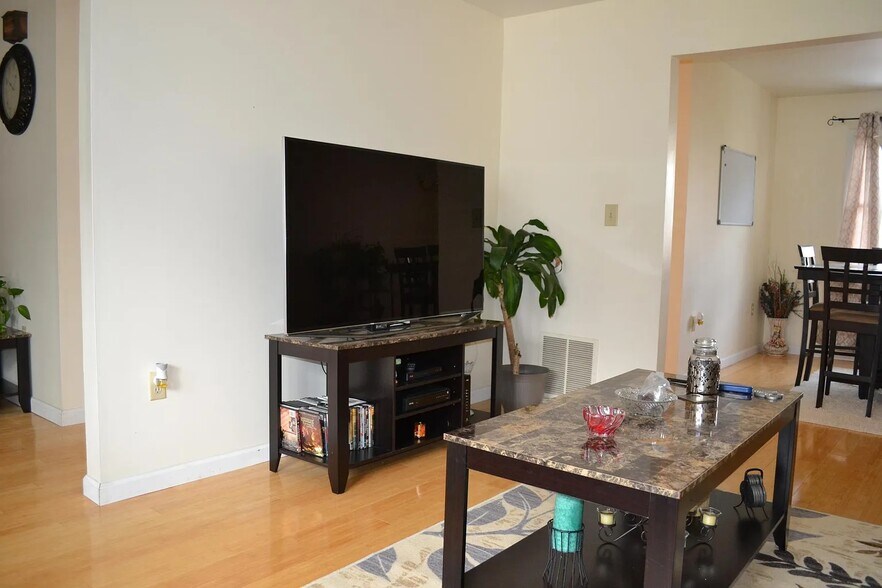 Living room - 216 Christopher Ave
