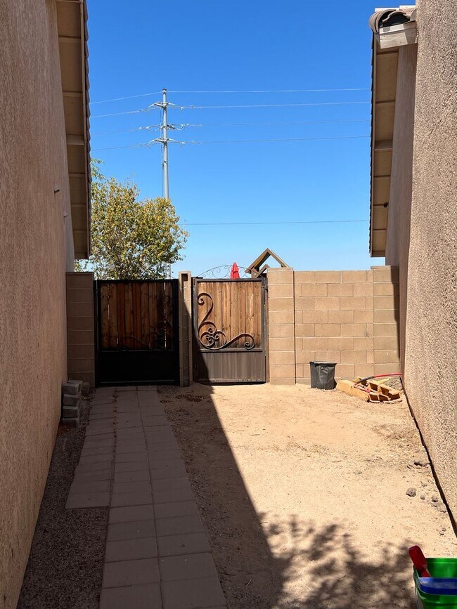 Building Photo - 3174 S Robert Way