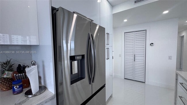 Building Photo - 3505 S Ocean Dr