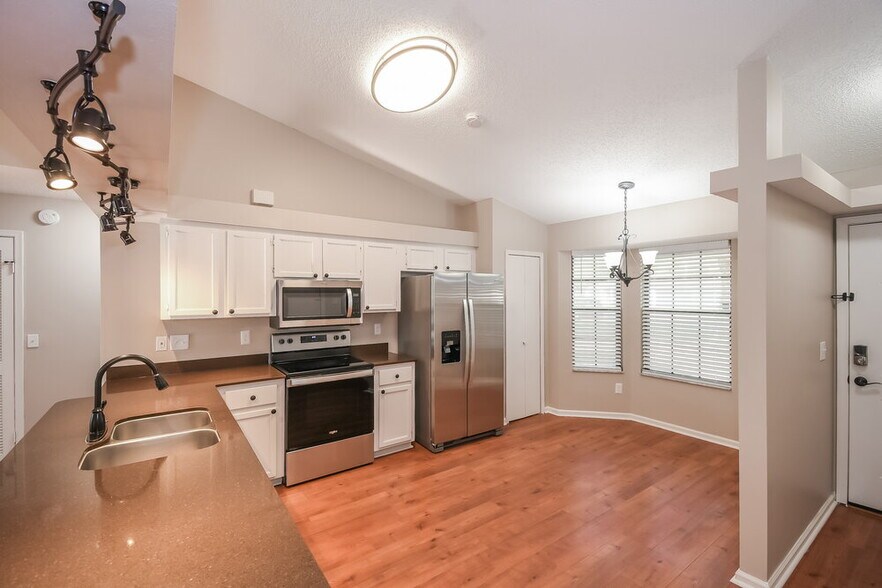 Building Photo - 8155 Pineverde Ln