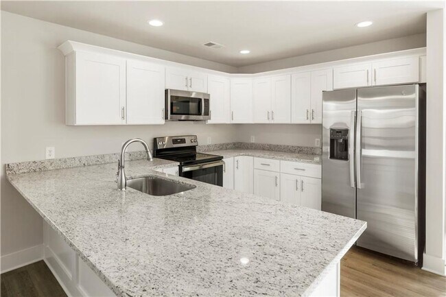 Building Photo - 3 bedroom/2.5 bath Like New in Forsyth Cou...