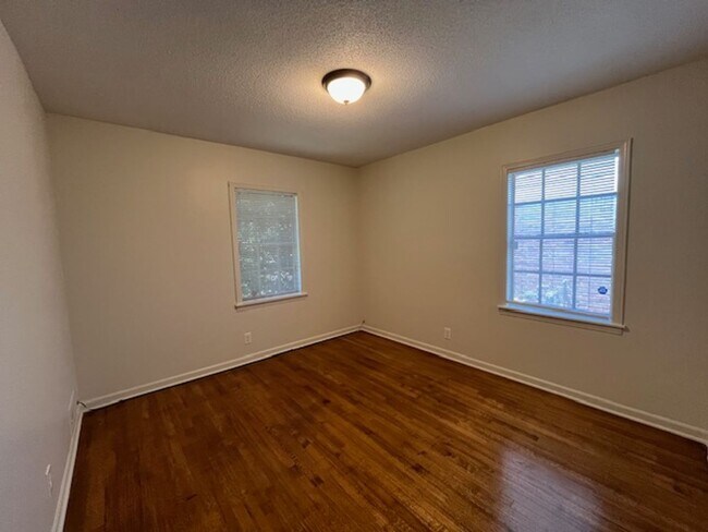 Building Photo - Renovated 4 Bedroom 2 Bath Home for Rent!