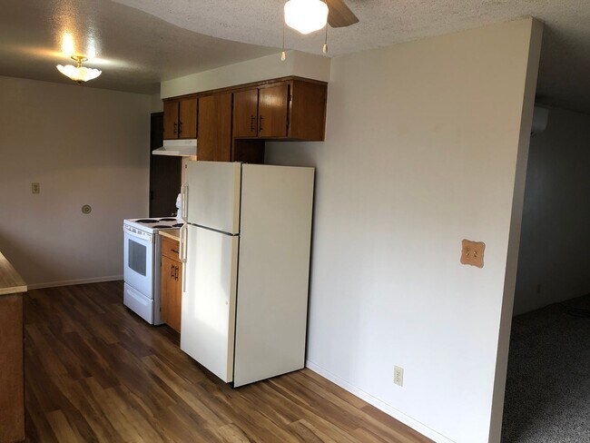 Building Photo - Great 2 bedroom 1 bathroom duplex in Springfield! MOVE IN SPECIAL!