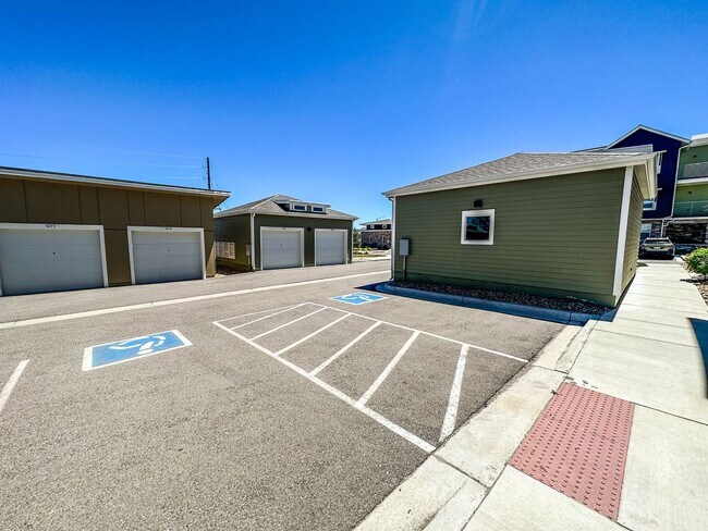 Building Photo - Beautiful "Like New" Large 2Bd 2Ba condo W/ amazing views of the flatirons!