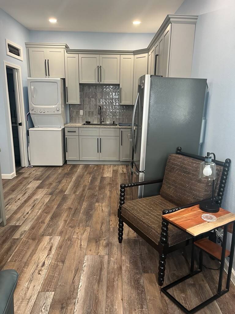 Full Kitchen and Laundry - 2418 Robert St