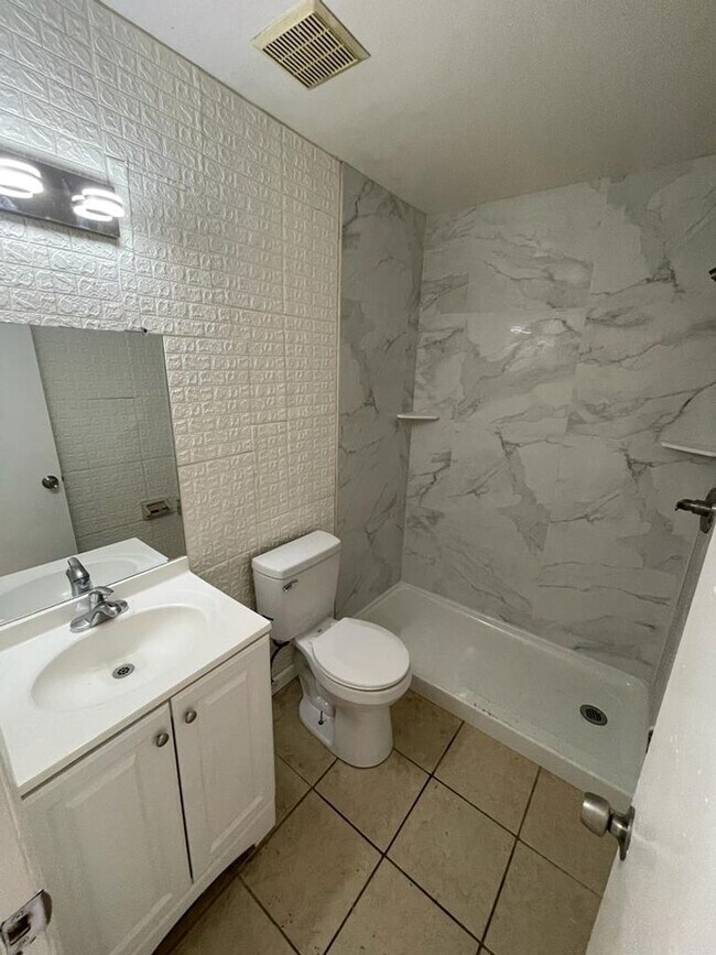 Building Photo - 226 6th Jpv St