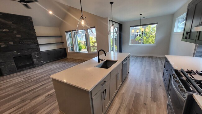 Building Photo - 4 BR/2.5 BA Single-Level home at Trailside