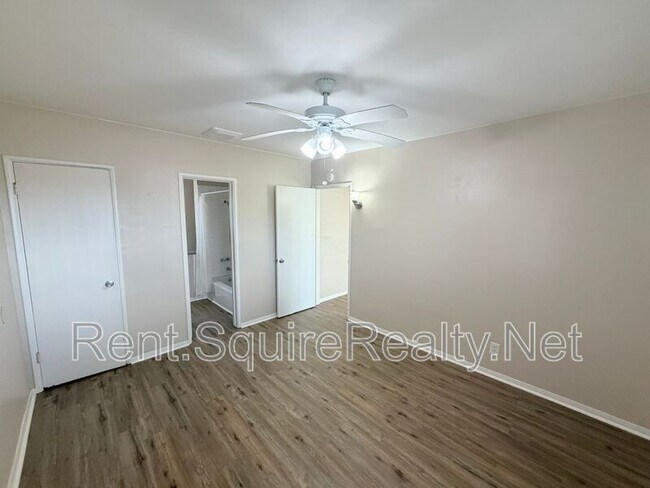 Building Photo - 902 N Angeleno Ave