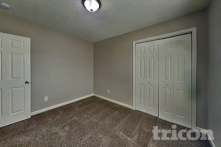 Building Photo - 2880 Lakestream Dr