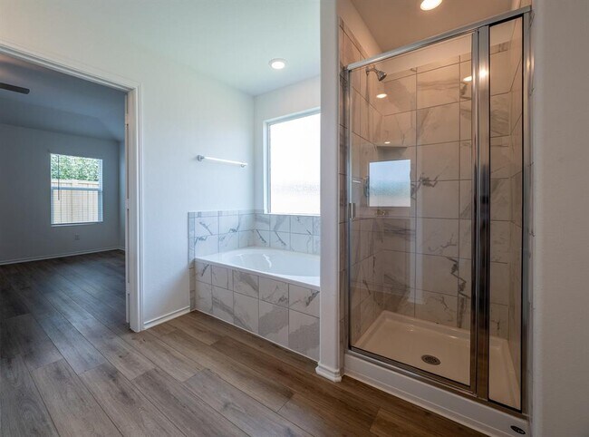 Building Photo - 702 Silver Springs Bend