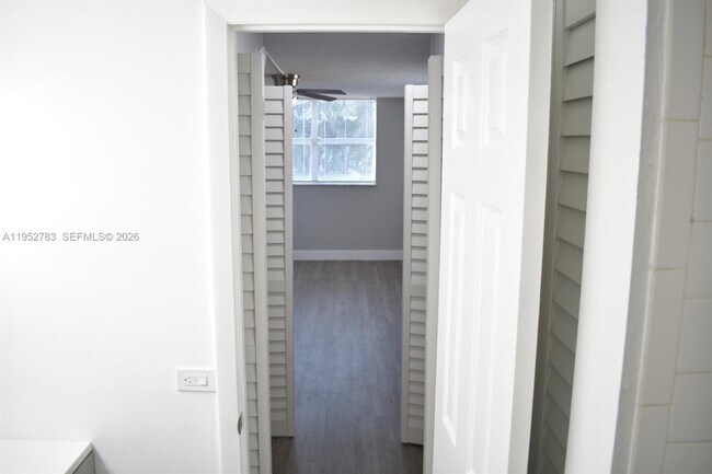 Building Photo - 16465 NE 22nd Ave