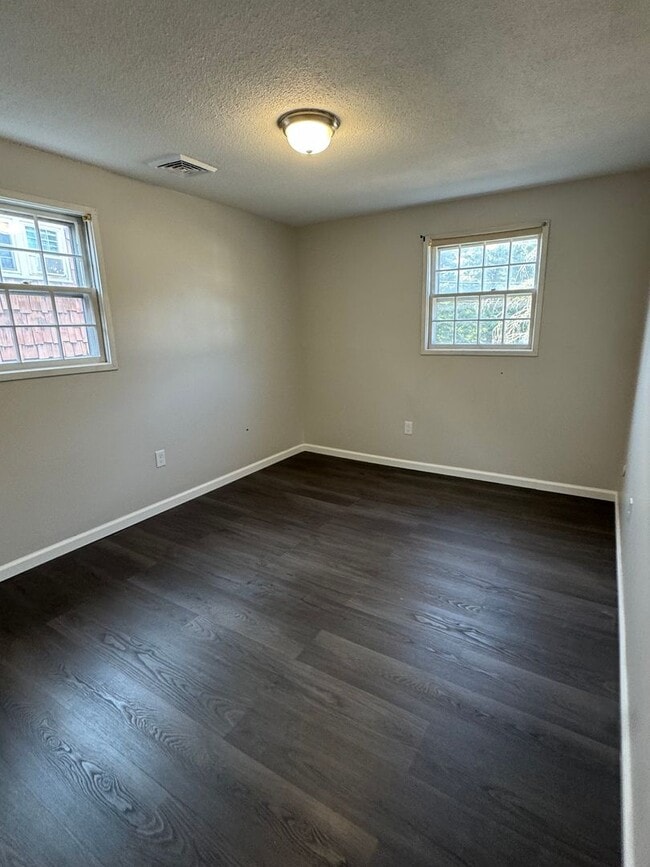 Building Photo - 3 bedroom townhouse Lawrence, MA