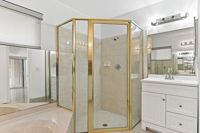 Building Photo - 5421 Helene Cir