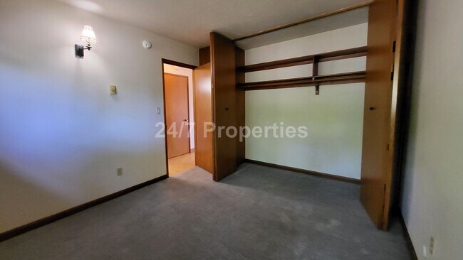 Building Photo - Beautiful 1 BD | 1 BA Apartment with a View - Near OHSU Campus!
