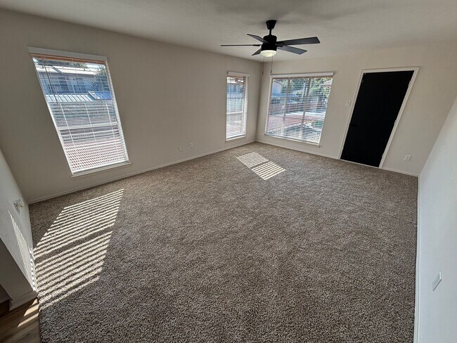 Building Photo - Great Location!