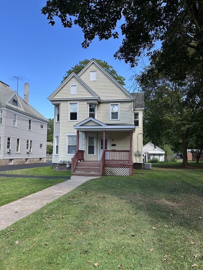 Building Photo - 529 Main St