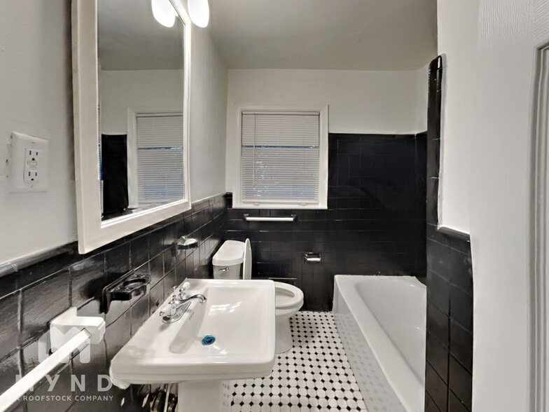 Building Photo - 990 Lynhurst Dr SW