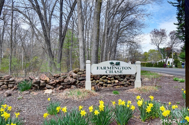 Building Photo - 32 Farmington Chase Crescent