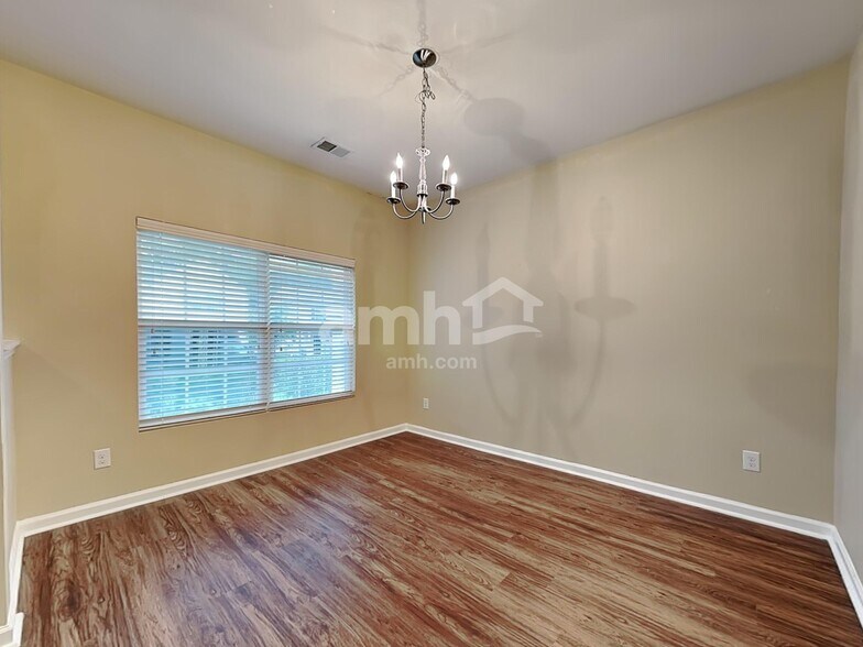 Building Photo - 3120 Genlee Dr