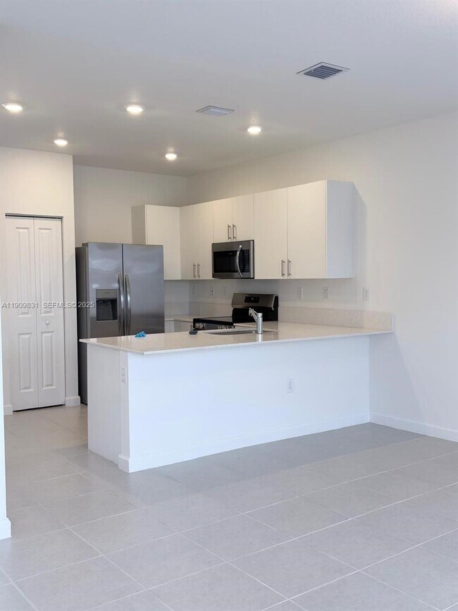 Building Photo - 2490 SE 29th St