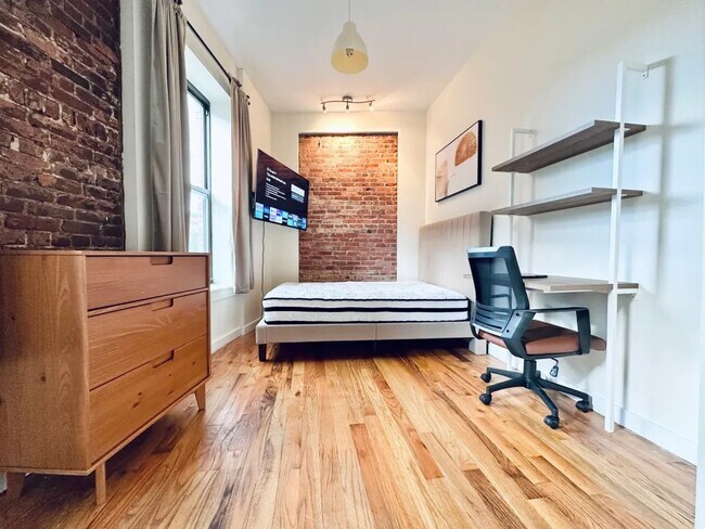 Building Photo - Furnished room/NOT APARTMENT