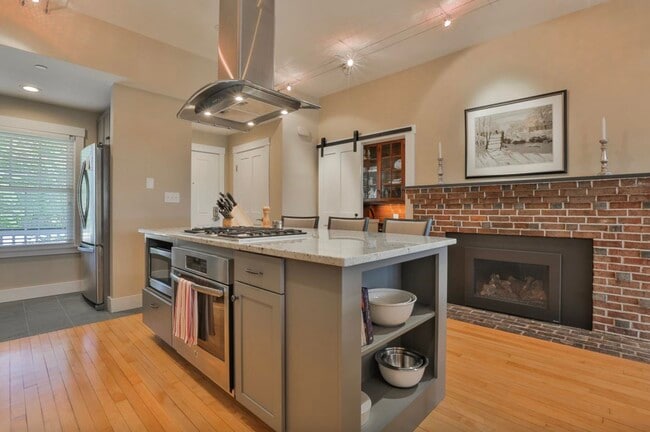 Building Photo - 26 N Main St