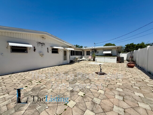 Building Photo - 4518 15th Ave N