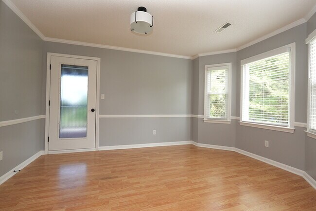 Building Photo - Charming 3-Bedroom, 2-Bathroom Home Perfec...