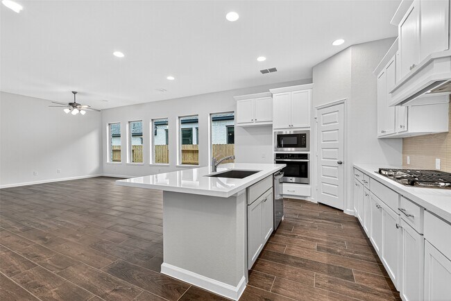 Building Photo - 407 Big Pne Trl