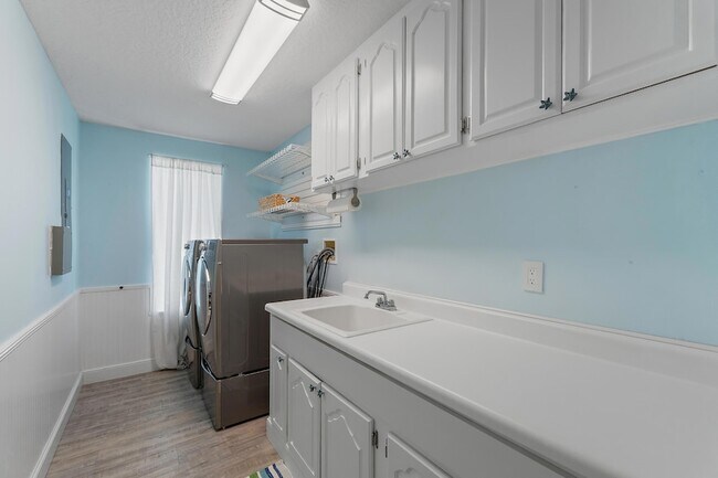 Building Photo - 3463 Canal Ct